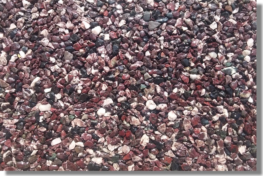 kamenný koberec bordový
